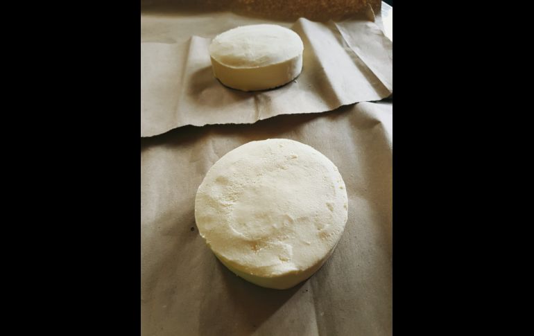 Producción. Uno de los quesos más ricos que hemos probado los fabrican de forma artesanal en Los Pueblitos. Imelda y Luis son los encargados de crear este manjar para acompañar cualquier platillo.