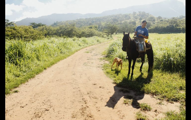 Calidez. Los habitantes de Los Pueblitos son muy amables y saben disfrutar de la belleza natural que los rodea. En la imagen, Luis lleva leche tras la ordeña para fabricar los quesos.