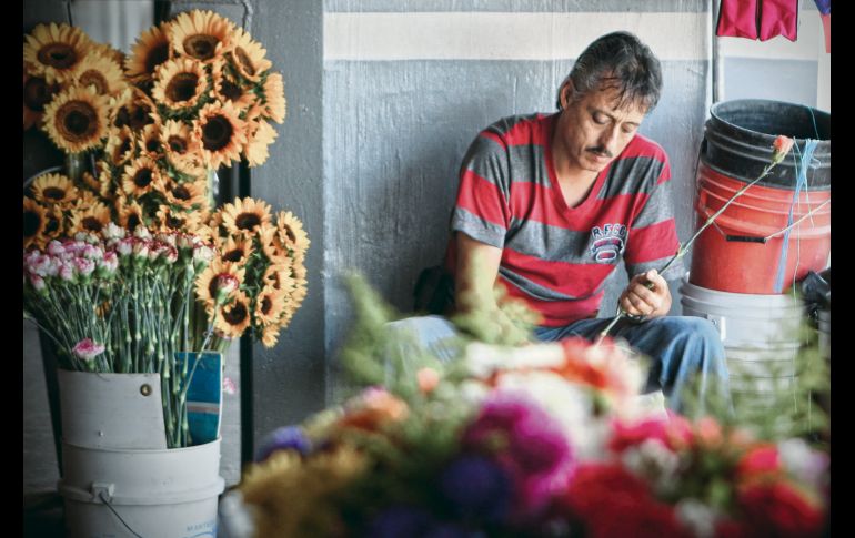 El olor a naturaleza en los puestos de flores es otra particularidad en los mercados de Guadalajara. EL INFORMADOR / E. Barrera