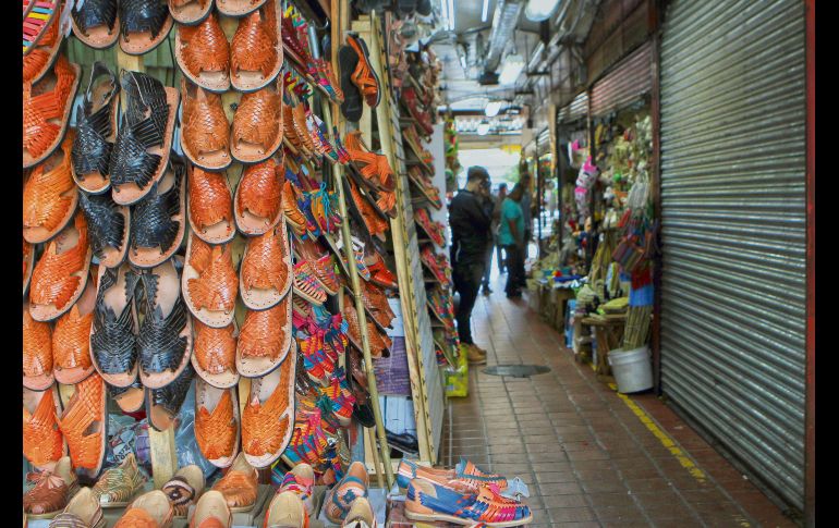 Huaraches de todos colores y materiales para recorrer con comodidad el mercado. EL INFORMADOR / E. Barrera