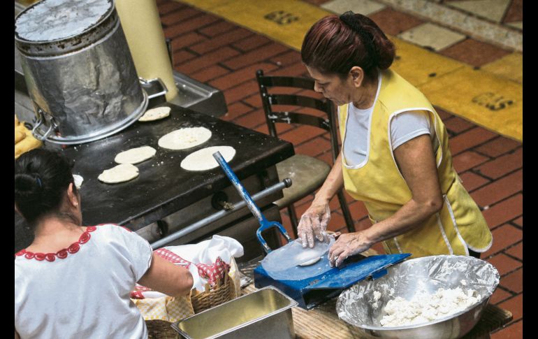 El maíz convertido en tortillas, calientitas y recién hechas, alegran cualquier paladar. EL INFORMADOR / E. Barrera