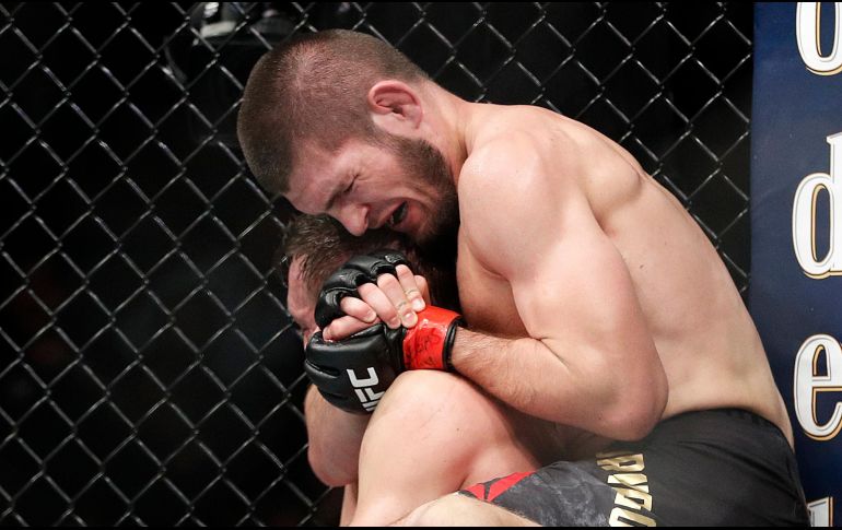 Nurmagomedov mostró dominio toda la pelea y consiguió la sumisión; sin embargo inmediatamente después de finalizada la pelea se lanzó a atacar al equipo de McGregor. AP