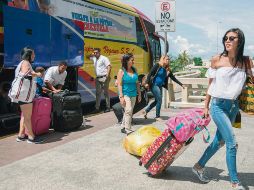 El grupo de repatriados fue trasladado en autobuses al aeropuerto de Santo Domingo. AFP