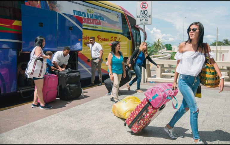 El grupo de repatriados fue trasladado en autobuses al aeropuerto de Santo Domingo. AFP