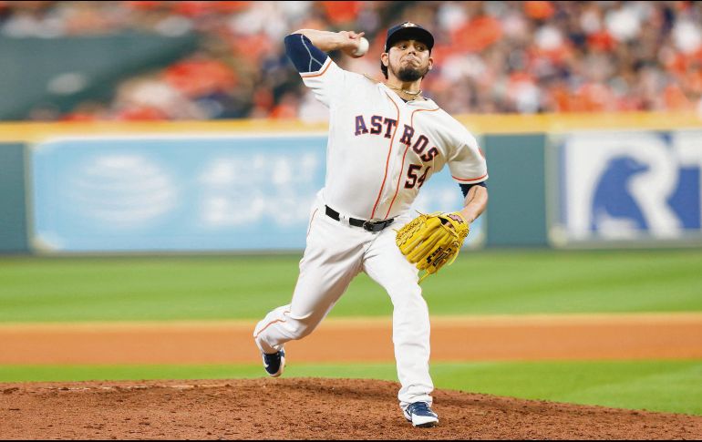 El mexicano Roberto Osuna cerró el juego por los Astros, consiguiendo su primer salvamento de esta Postemporada. AFP
