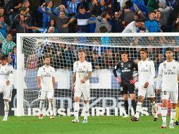 Sergio Ramos patea el césped tras consumarse la derrota madridista, mientras sus compañeros caminan tristes. AFP