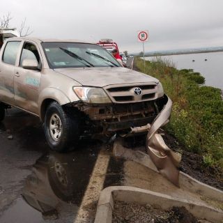 Rescatan cuerpo de hombre en Laguna de Zapotlán