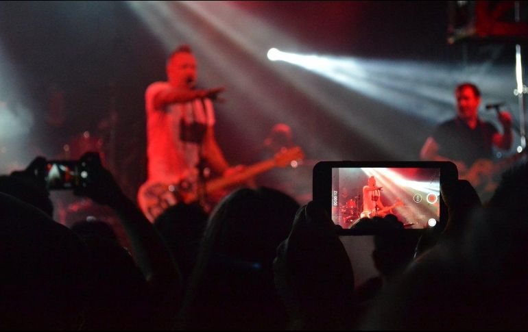 Aunque Peter toca el bajo, lo acompaña un segundo bajista que asegura el sonido, además de la guitarra, secuencias y batería. TWITTER / @JorgePerezGDL