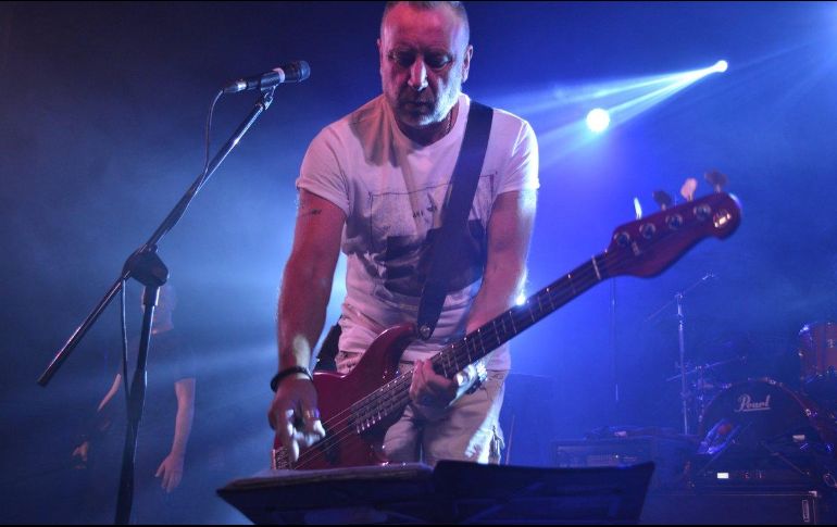 Aunque Peter toca el bajo, lo acompaña un segundo bajista que asegura el sonido, además de la guitarra, secuencias y batería. TWITTER / @JorgePerezGDL