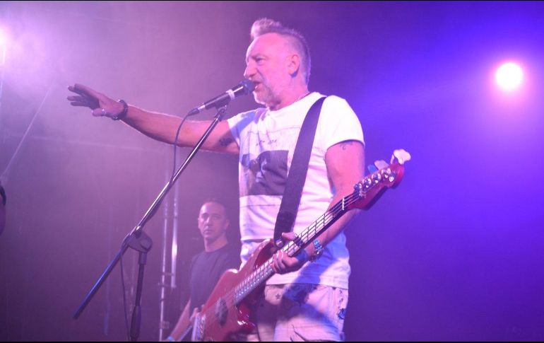 Aunque Peter toca el bajo, lo acompaña un segundo bajista que asegura el sonido, además de la guitarra, secuencias y batería. TWITTER / @JorgePerezGDL