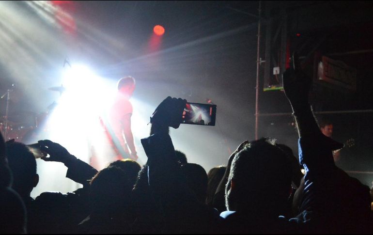 Aunque Peter toca el bajo, lo acompaña un segundo bajista que asegura el sonido, además de la guitarra, secuencias y batería. TWITTER / @JorgePerezGDL