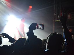 Aunque Peter toca el bajo, lo acompaña un segundo bajista que asegura el sonido, además de la guitarra, secuencias y batería. TWITTER / @JorgePerezGDL