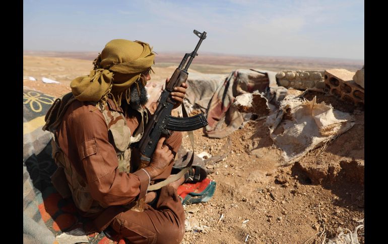 Un combatiente rebelde sirio toma su posición armado con un rifle automático en una montaña de Al-Eis, Siria. AFP/O. Haj Kadour