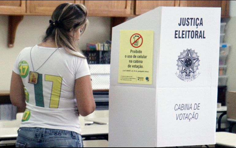 Quien resulte electo dirigirá un país sumido en una crisis económica y política. EFE / P. Fonseca