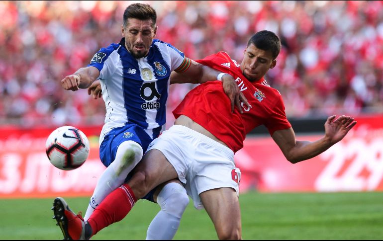 Herrera (I), capitán del Porto, disputó los 90 minutos del partido. EFE/M. A. Lopes