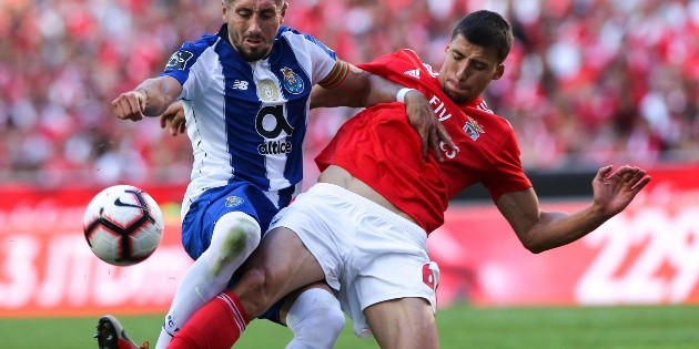 Con Herrera y Corona, Porto pierde el Cl&aacute;sico ante Benfica