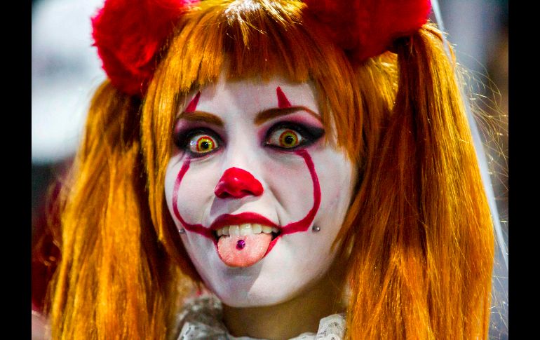 Una joven asiste disfrazada al Horror Fest Monterrey 2018 en la capital de Nuevo León. AFP/J. Aguilar
