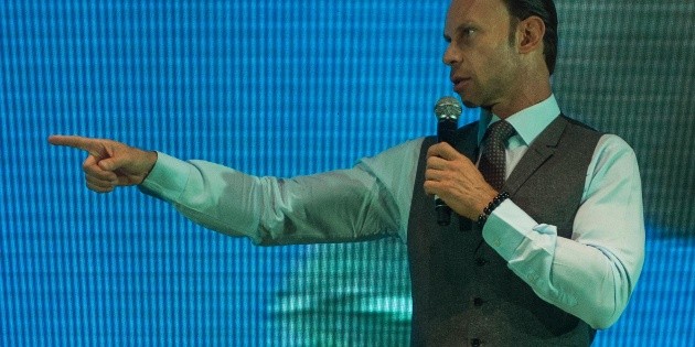 Zague enfurece por broma de analista de Televisa