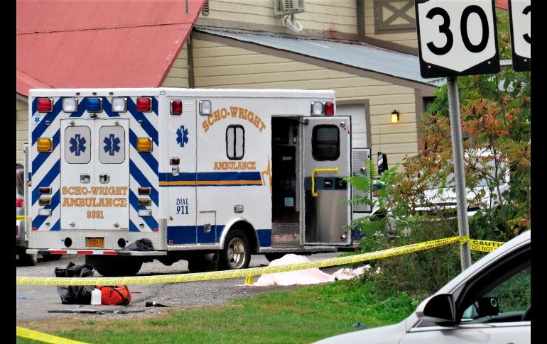 Un cuerpo cubierto se observa en el sitio del accidente el sábado.