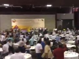 La molestia comenzó cuando los miembros de la Ceteg lanzaron consignas contra los integrantes del SNTE y contra su exlíder, Elba Esther Gordillo. TWITTER/@chrisantapia