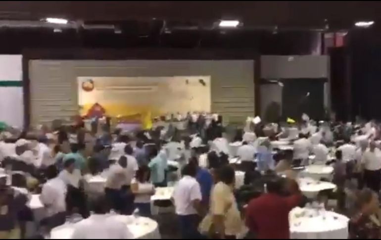 La molestia comenzó cuando los miembros de la Ceteg lanzaron consignas contra los integrantes del SNTE y contra su exlíder, Elba Esther Gordillo. TWITTER/@chrisantapia