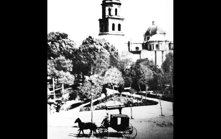 Recién falleció una gran dama tapatía cuya familia fue toda una institución en la Guadalajara del S. XIX y XX. Nos referimos a Lorena G. Hermosillo y Prieto de Martínez y en cuya memoria publicamos esta foto en donde vemos en el margen derecho la casa -palacio que fuera sus padres y abuelos-. Se cuenta que fue una de las casas más bien puestas de todo México adjuntando no sólo lujo, sino exquisito buen gusto. CORTESÍA