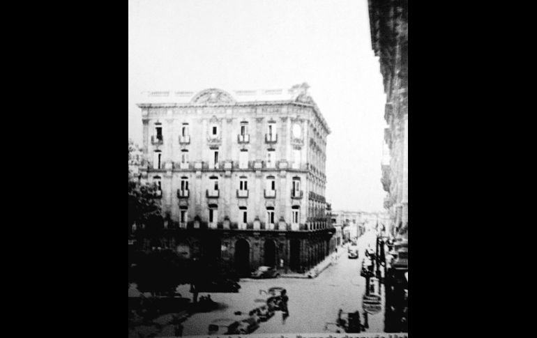 Esta es la incomparable vista que se advertía desde los balcones del palacio de los G. Hermosillo Brizuela. Y más desde su original torreón que en la confluencia de las calles de San Francisco y la que hoy conocemos como Prisciliano Sánchez fue un especie de “landmark” citadino. El señorial edificio que vemos aquí corresponde a otro gran palacio tapatío, el Hotel Imperial o también llamado San Francisco. No hace falta mencionar que como tantas otras edificaciones notables hace mucho tiempo que se demolió. CORTESÍA