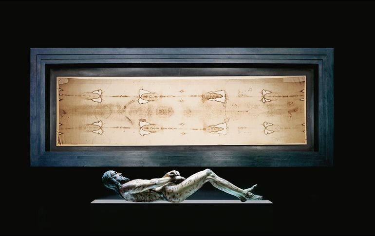 El santo sudario tiene la imagen de un hombre con marcas de crucifixión, según la cultura popular correponde a Jesús de Nazaret