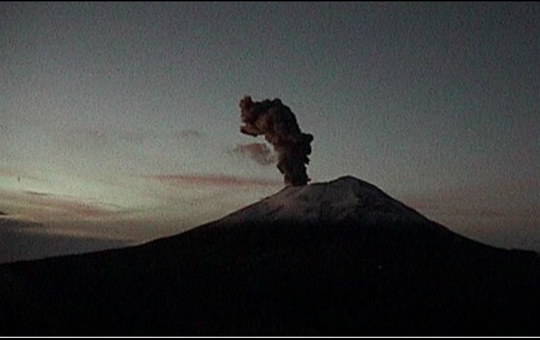 El director de Análisis y Gestión de riesgos afirma que en punto de las 07:01 horas el volcán alcanzó rebasó los mil metros. TWITTER / @capacapa