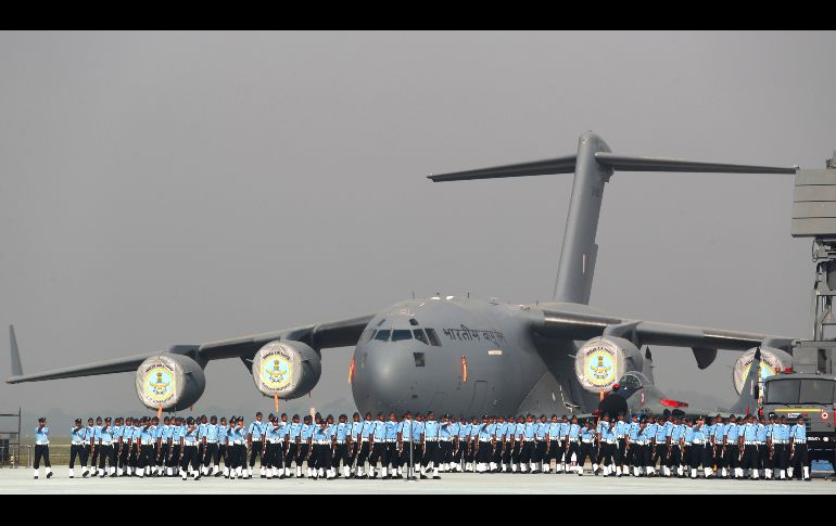 Soldados pasan la aeronave C-17 Globemaster en Hindon, India, durante el desfile del día de la Fuerza Aérea India. AP/M. Swarup