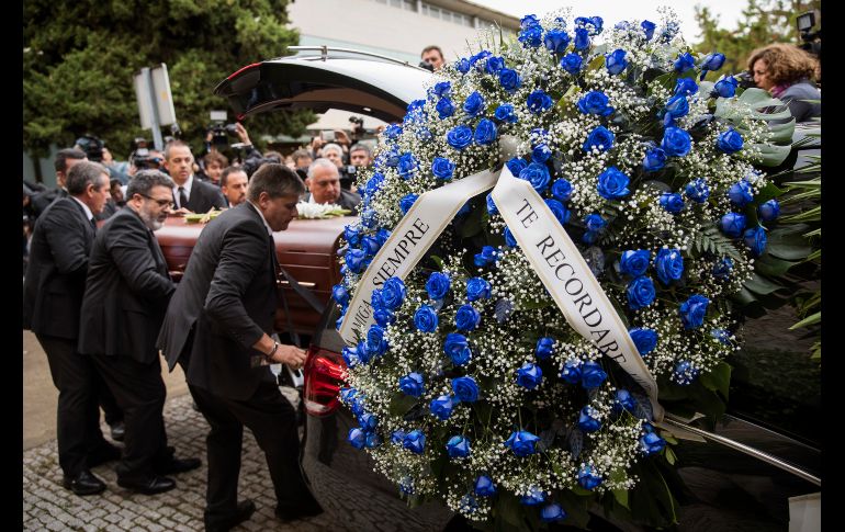 El féretro con los restos de la soprano Montserrat Caballé, fallecida el sábado a los 85 años de edad, es trasladado durante el funeral celebrado en el tanatorio de Las Corts en Barcelona, España. AP/E. Morenatti