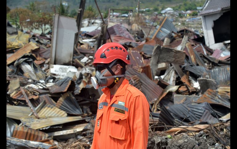 Difa Pramudya realiza labores de búsqueda entre los escombros en la zona de Balaroa, en la población indonesia de Palu,  tras el sismo y el tsunami del pasado 28 de septiembre. La cifra de muertos por el desastre asciende a unos dos mil, pero aún hay miles de desaparecidos. AFP/A. Berry