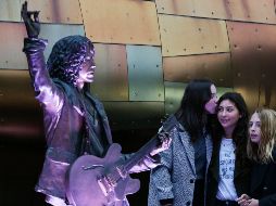 Las hijas de Cornell de 18 y 14 años y su hijo de 12 años develaron la estatua durante una ceremonia. AP / K. Lambert