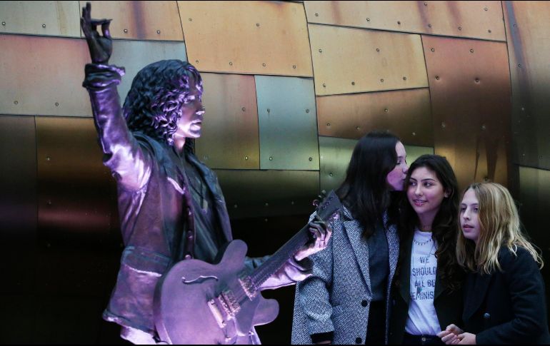 Las hijas de Cornell de 18 y 14 años y su hijo de 12 años develaron la estatua durante una ceremonia. AP / K. Lambert