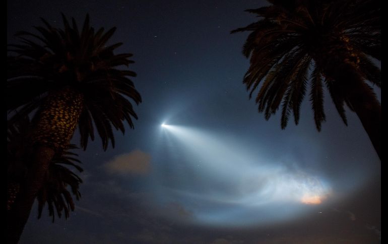 El lanzamiento produjo luces inusuales en los cielos del estado de California. Vista desde la ciudad de Corona Del Mar.