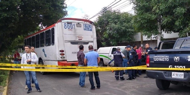 Muere estudiante tras ser arrollada por cami&oacute;n del transporte p&uacute;blico