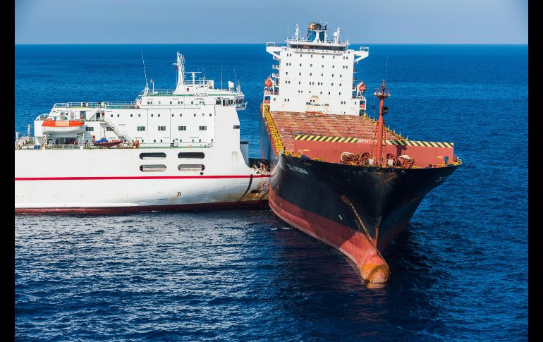 Un buque tunecino de carga (i) y otro chipriota, portacontenedores, se ven cerca de la isla mediterránea francesa de Córcega, tras chocar ayer. Autoridades informaron que tienen bajo control la mancha de petróleo derramada. AP/Marine Nationale/A. Groyer