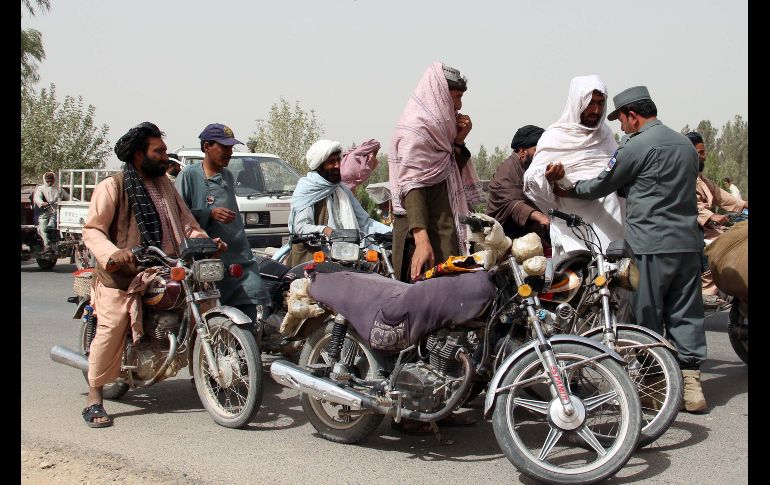 Policías revisan a transeúntes en una carretera en Helmand, Afganistán. Los talibanes llamaron hoy a la población a boicotear los comicios parlamentarios del 20 de octubre, por considerar que se trata de un proceso 