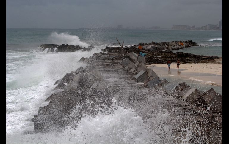 Olas se estrellan en un playa de Cancún, Quintana Roo, por los efectos del huracán 