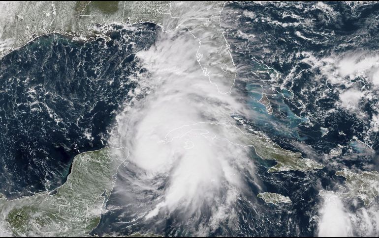 El ciclón provoca vientos de hasta 155 kilómetros por hora y pasaría a categoría 3 al momento de tocar tierra el miércoles en Florida. AFP / ESPECIAL