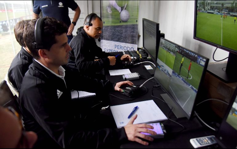 Las asistencias en video serán utilizadas para revisar jugadas a través de las pantallas en caso de penaltis, expulsiones, goles, incidentes no vistos e identidad errónea de jugadores sancionados. AFP / ARCHIVO