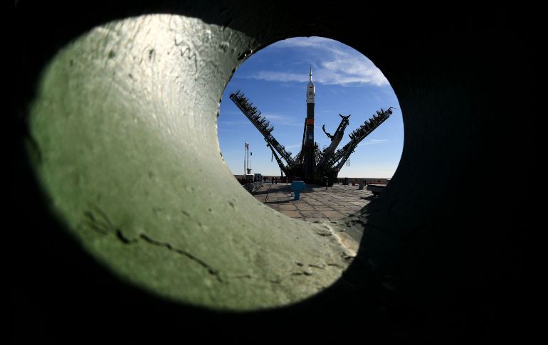 Una nave Soyuz MS-10 fue montada en la plataforma de lanzamiento del cosmódromo de Baikonur en Kazajistán, previo a su salida programada el 11 de octubre rumbo a la Estación Espacial Internacional. AFP/K. Kudryavtsev
