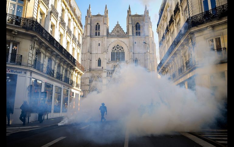 Policías antimotines se enfrentan con manifestantes en Nantes, Francia, en el marco de una huelga nacional de dos días en protesta contra las políticas del gobierno. AFP/L. Venance