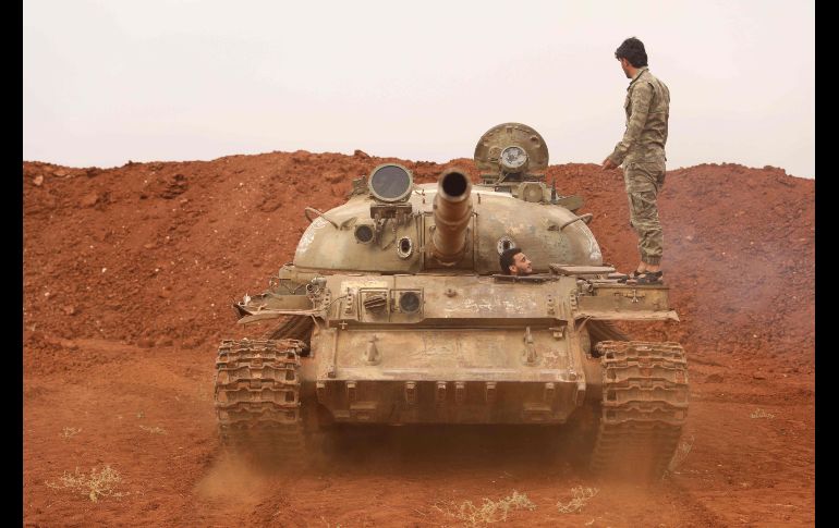 Combatientes rebeldes sirios aseguran un tanque, como parte del equipo y artillería retirados de su último feudo en la provincia siria de Idlib, para establecer una 