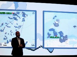 El director general de Pemex, Carlos Alberto Treviño, muestra el mapa donde se ubican los pozos Manik y Mulach, durante un mensaje a medios informativos. EFE/J. Núñez