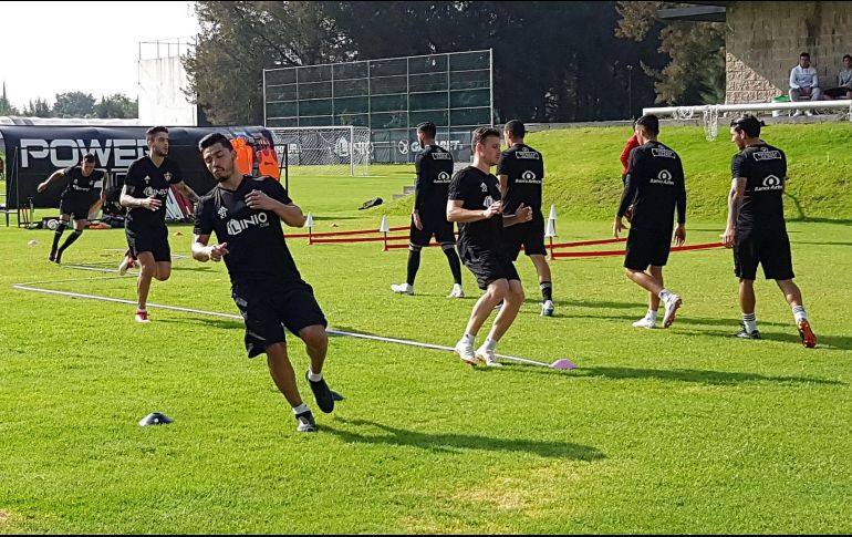 Los centros al área, los disparos de media y larga distancia imperan en los trabajos de Hoyos, pero también la cuestión física. EL INFORMADOR/ARCHIVO