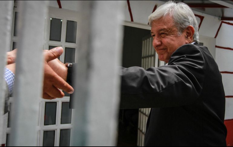 En mandatario saluda a los medios a su llegada a la casa de transición. NTX/J. Espinosa