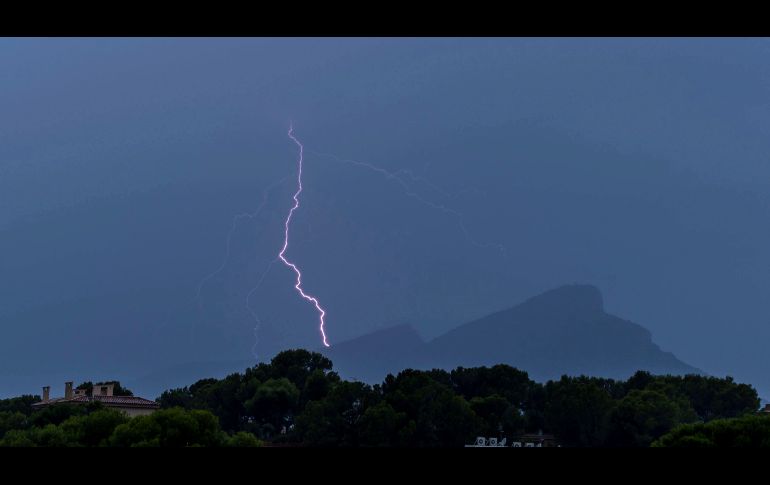 Un rayo cae sobre la isla de Dragonera, durante una tormenta en Andrach, España. EFE/ C. Cladera