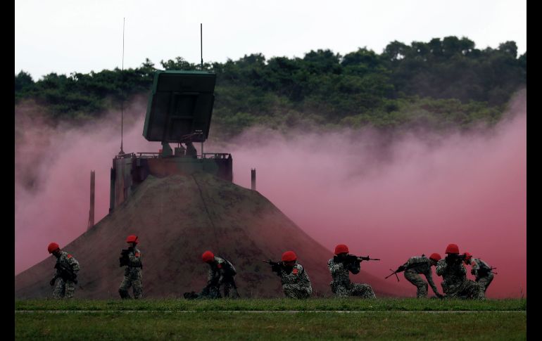 Soldados taiwaneses maniobran en Taoyuan, en un ejercicio militar antes del día nacional de Taiwán. EFE/R. Tongo