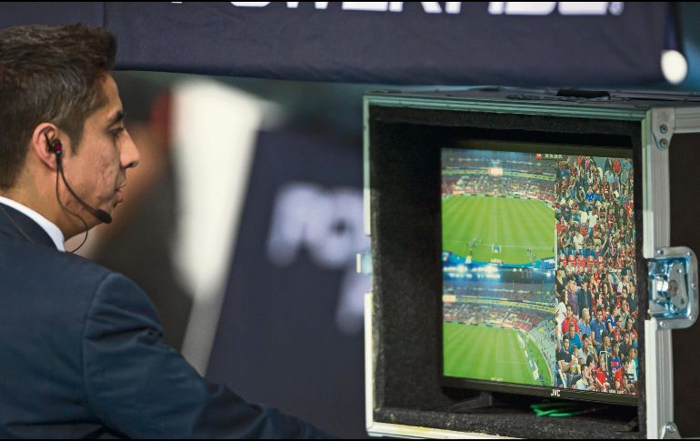 Las jugadas polémicas en los partidos de la Liga MX serán puestas a prueba a partir de la siguiente fecha, pero habrá algunas variaciones con respecto a lo que se hace en otras latitudes del planeta. ESPECIAL